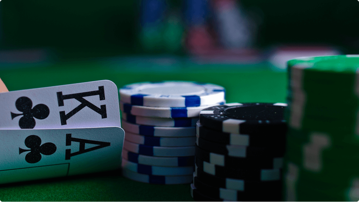 How does live casino hold’em online work?